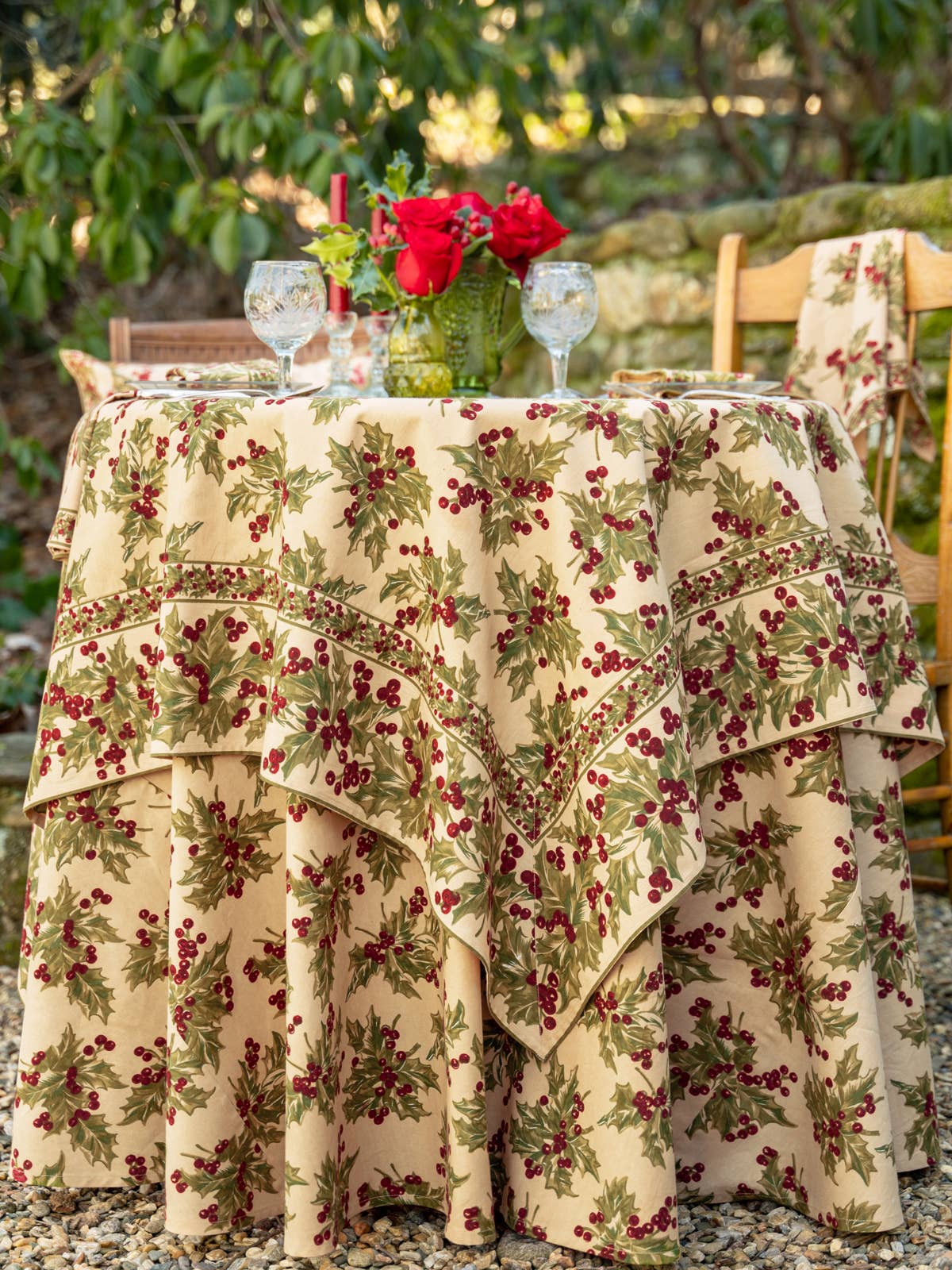 Winterberry Round Cloth: 70 Inch Round