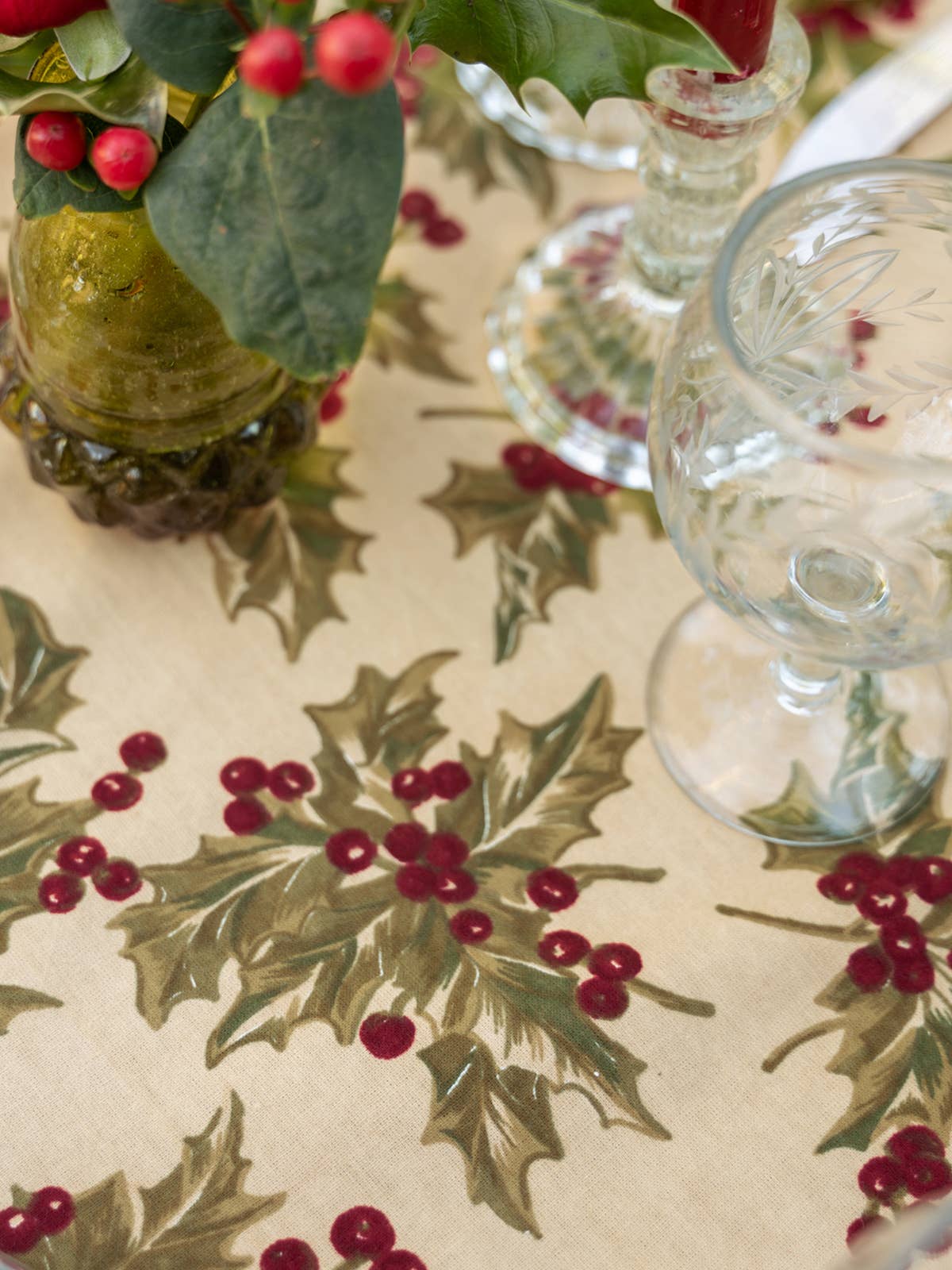 Winterberry Round Cloth: 70 Inch Round