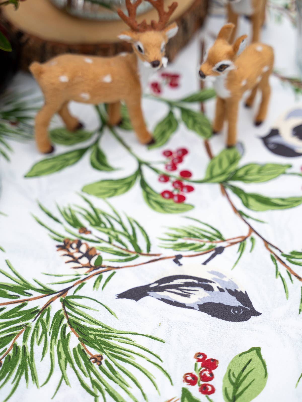 CHICKADEE TABLECLOTH - IVORY 60 X 90