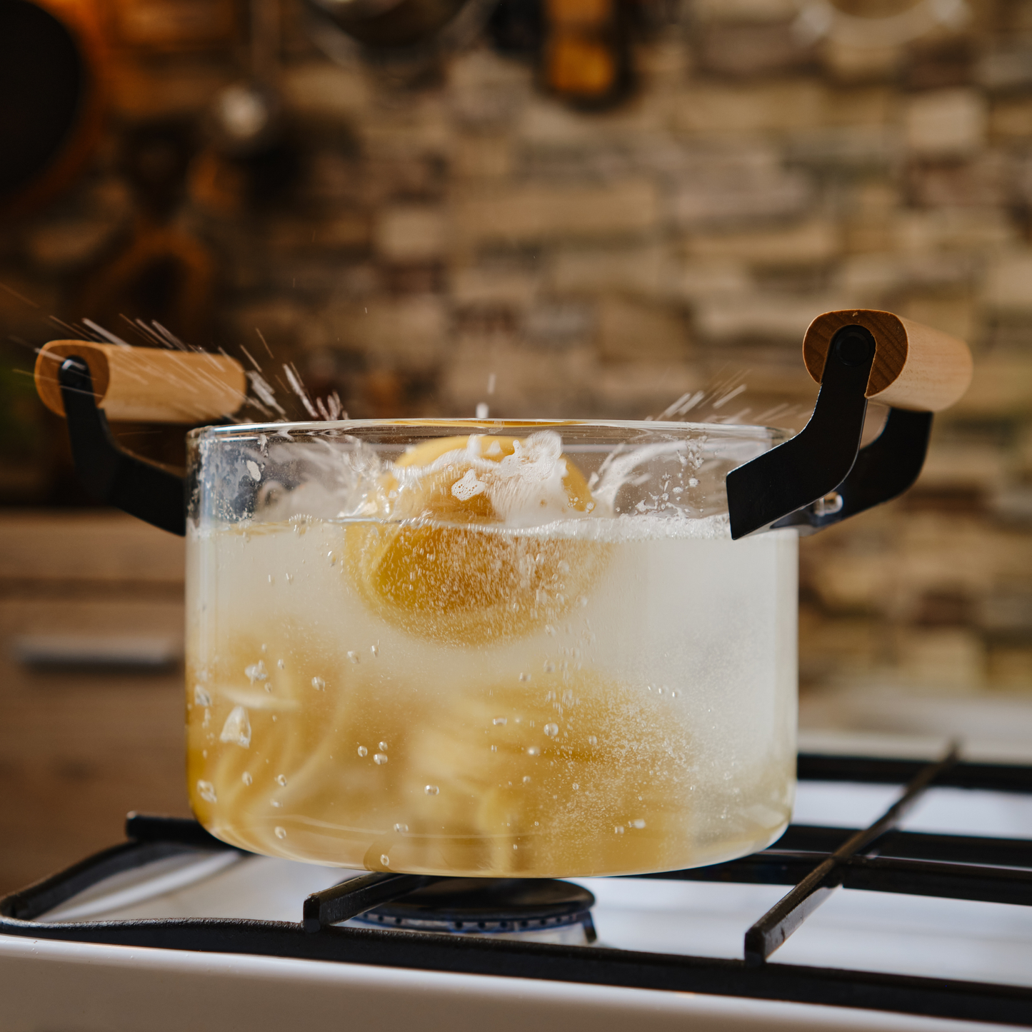 HEAT-RESISTANT GLASS COOKING POT W/ WOODEN HANDLES 2.5L