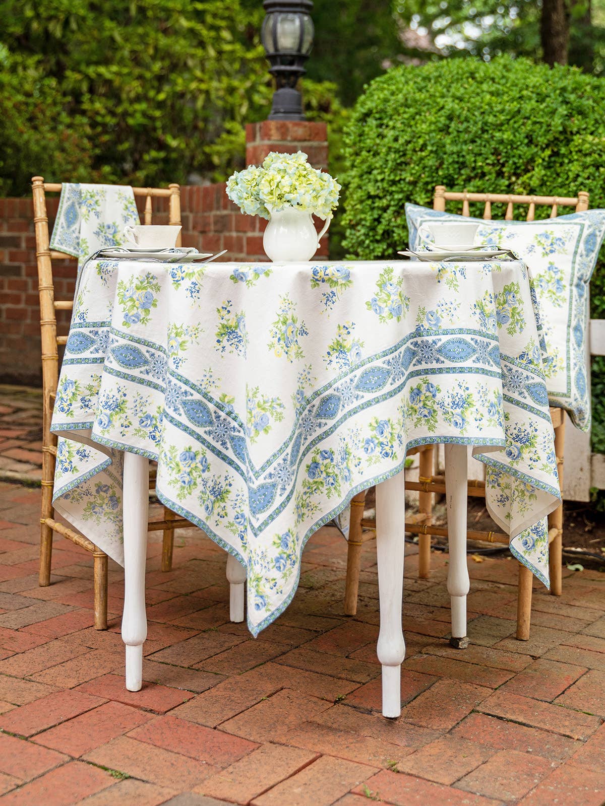 APRIL CORNELL TABLECLOTH ESTELLA BLUE 54X54"