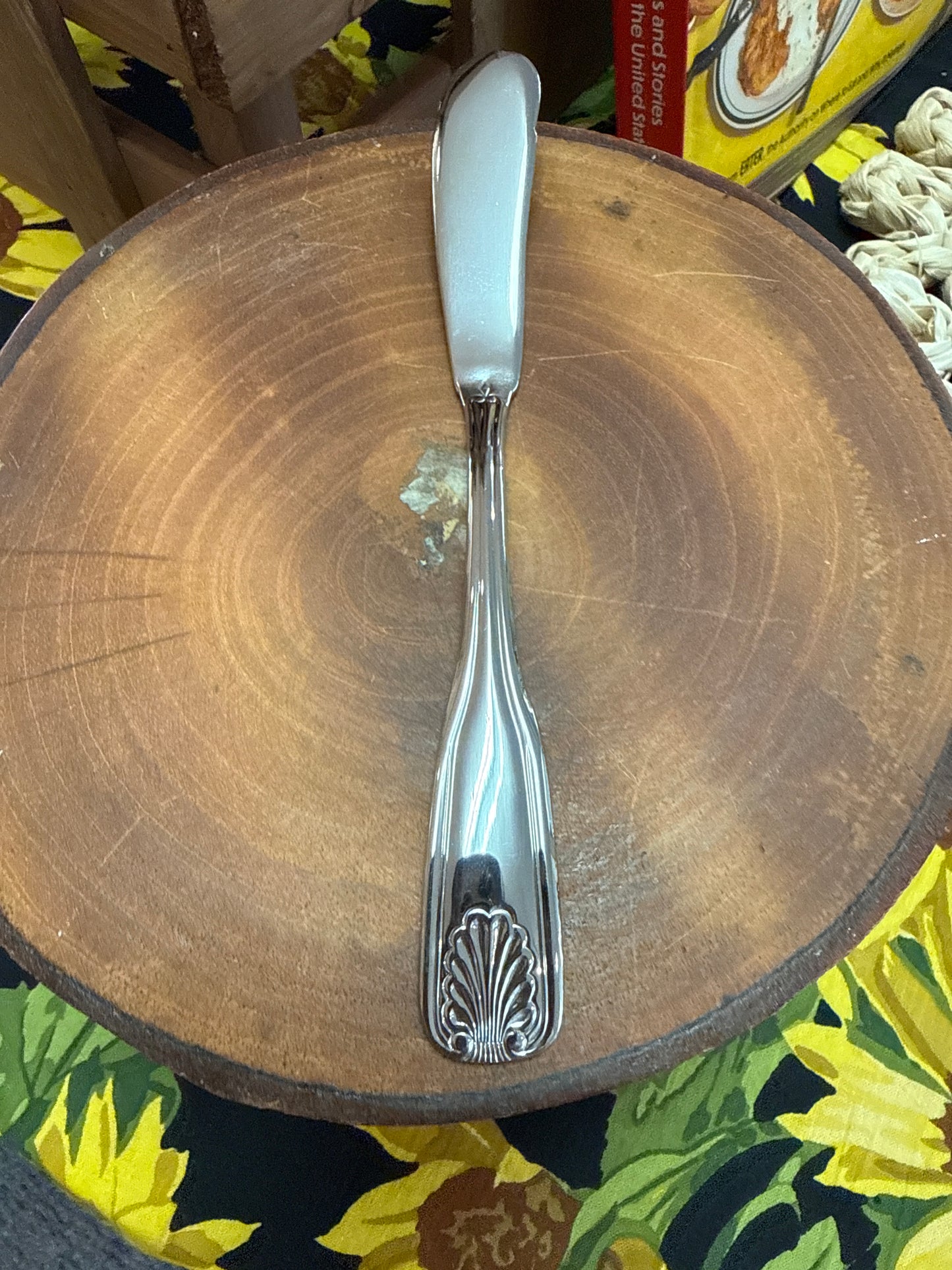 DISC-BUTTER SPREADER