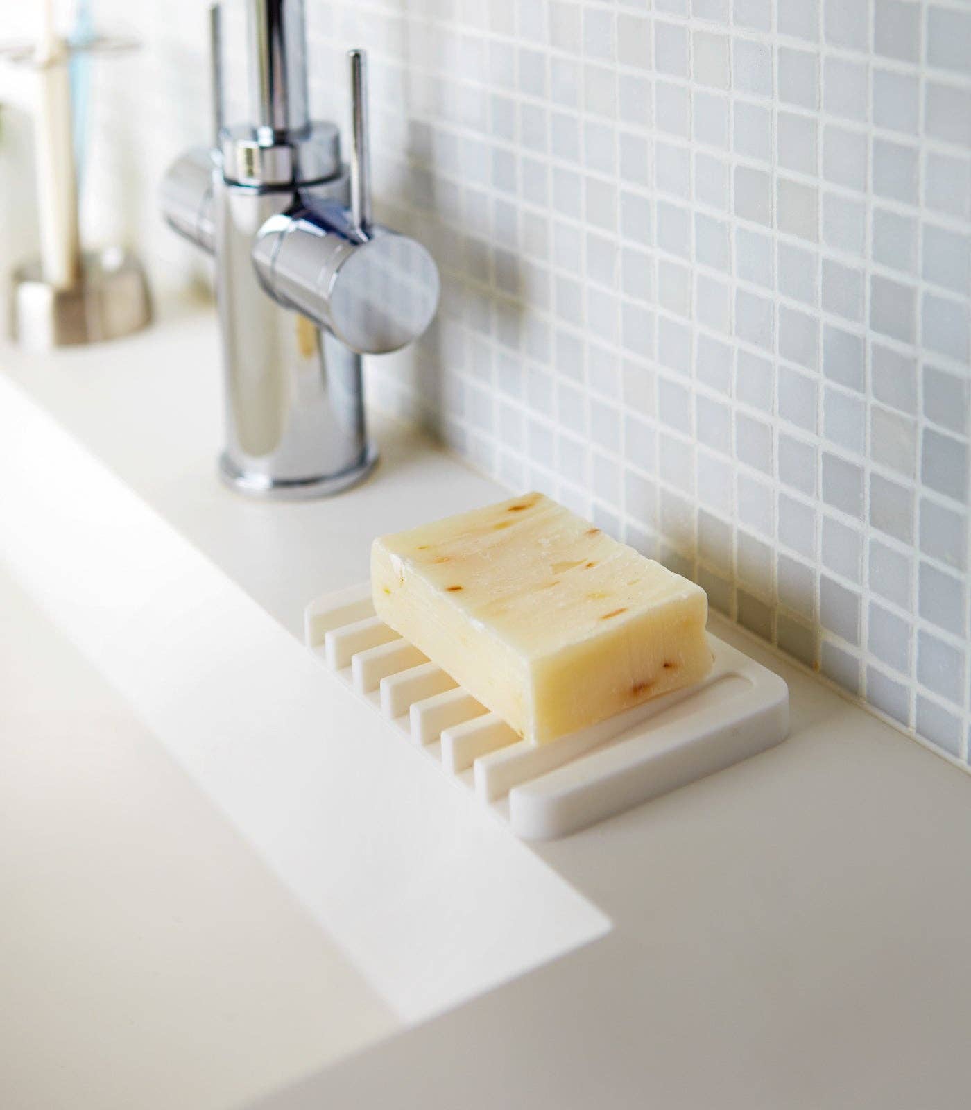 FLOW SELF-DRAINING SOAP TRAY - SILICONE: WHITE