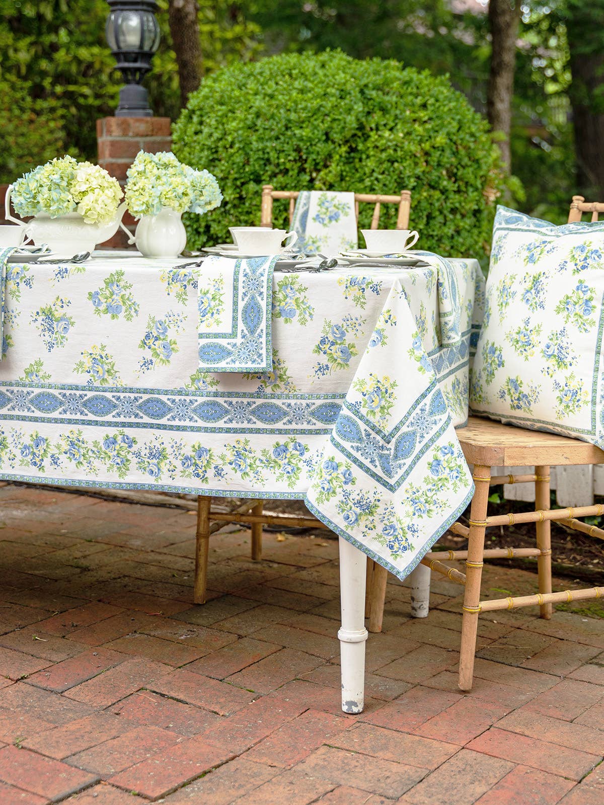 APRIL CORNELL TABLECLOTH ESTELLA BLUE 54X54"