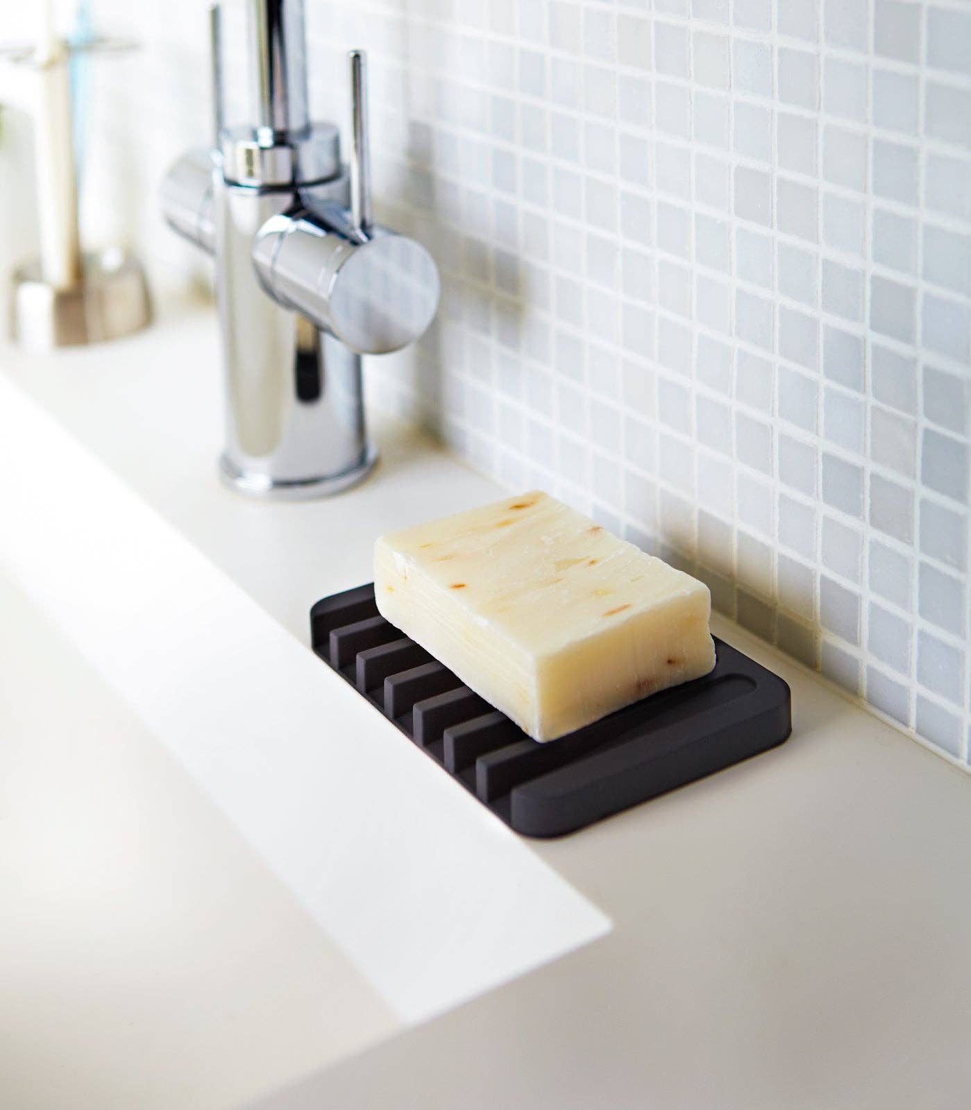 FLOW SELF-DRAINING SOAP TRAY - SILICONE: BLACK